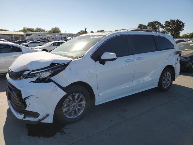 TOYOTA SIENNA LE 2024