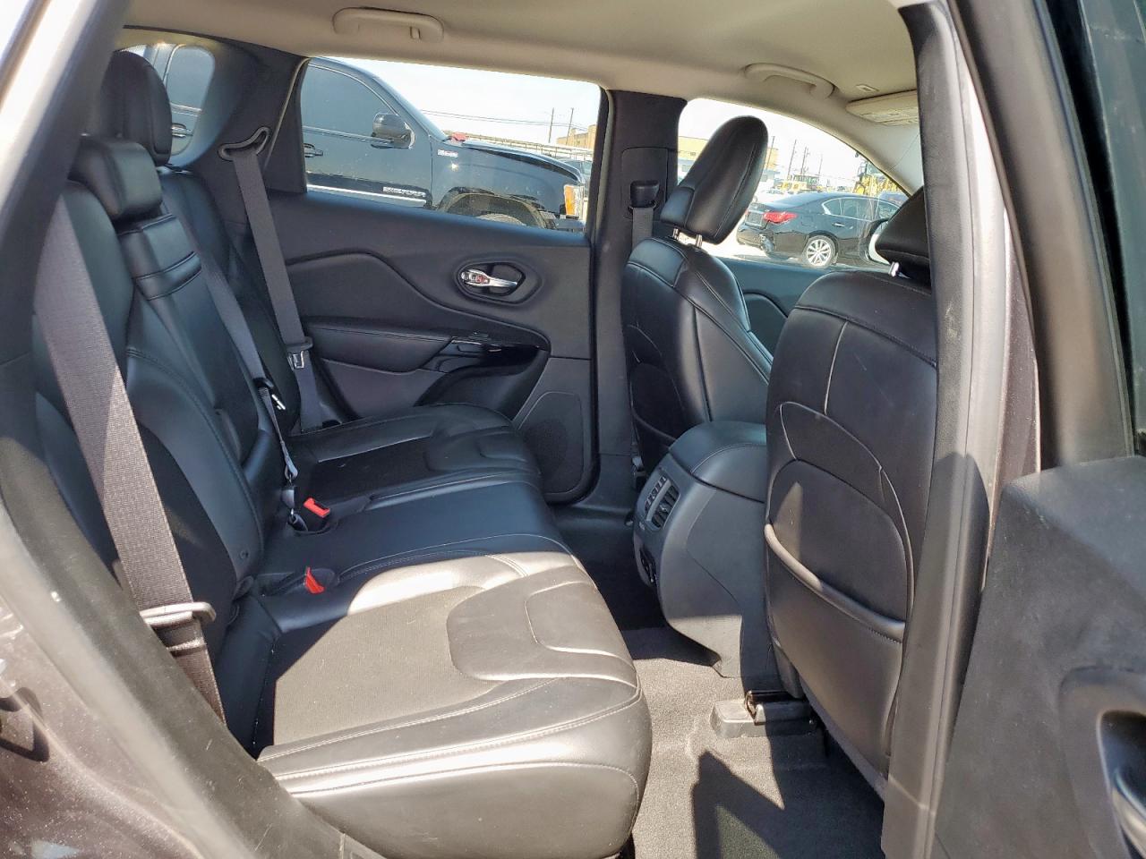 2019 Jeep Cherokee Latitude Plus VIN: 1C4PJLLB2KD338974 Lot: 67590585