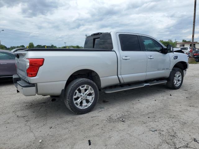  NISSAN TITAN 2017 Srebrny