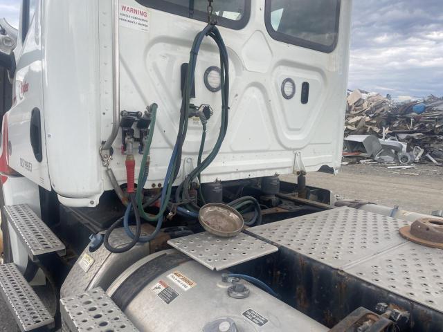 2020 FREIGHTLINER CASCADIA 1 - TRUCKS