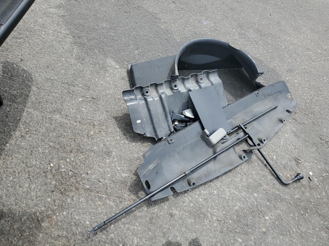 2004 Chevrolet Tahoe C1500 VIN: 1GNEC13T74R276242 Lot: 70556415