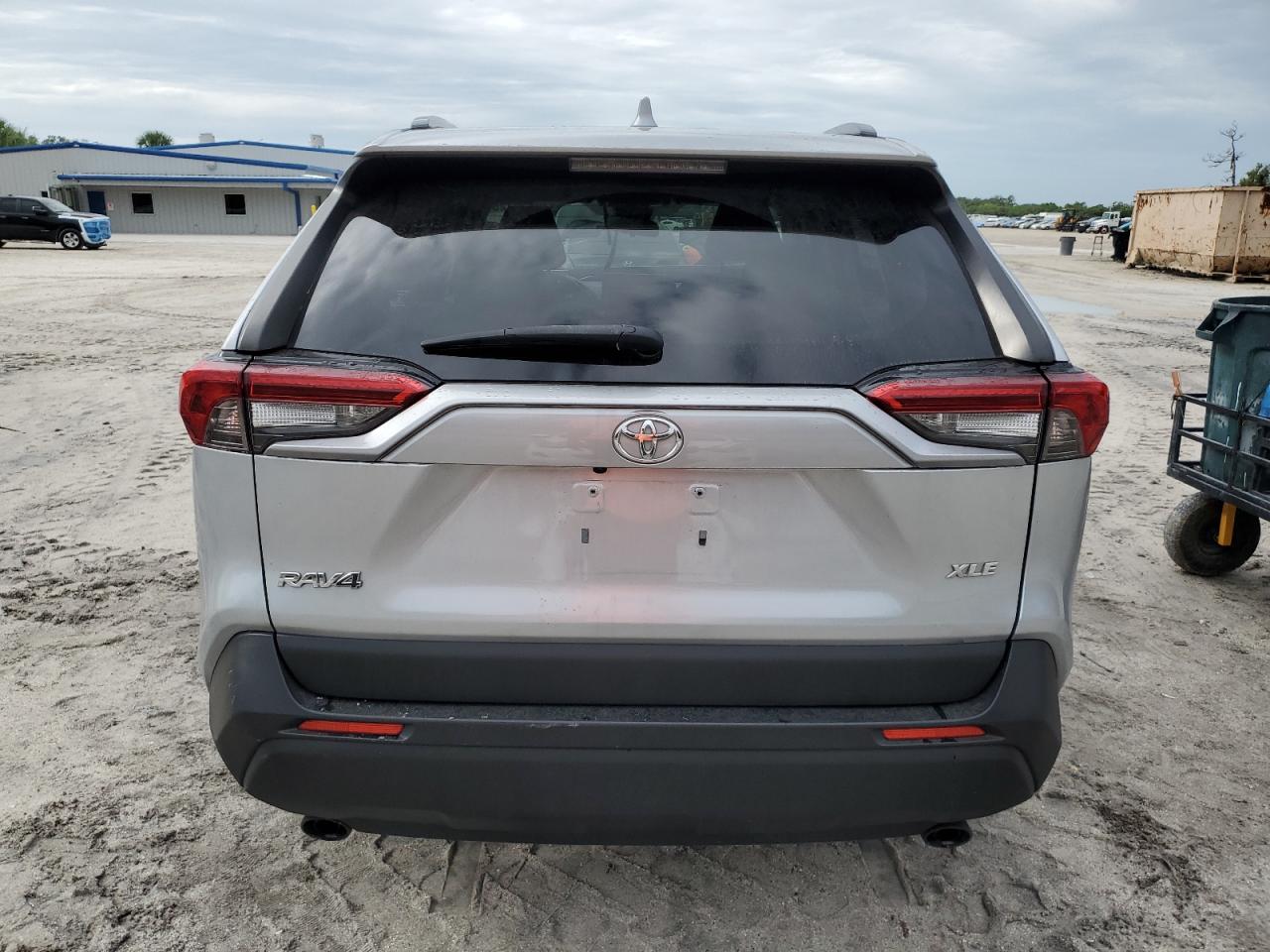 2021 Toyota Rav4 Xle VIN: JTMW1RFV2MD068779 Lot: 70234125