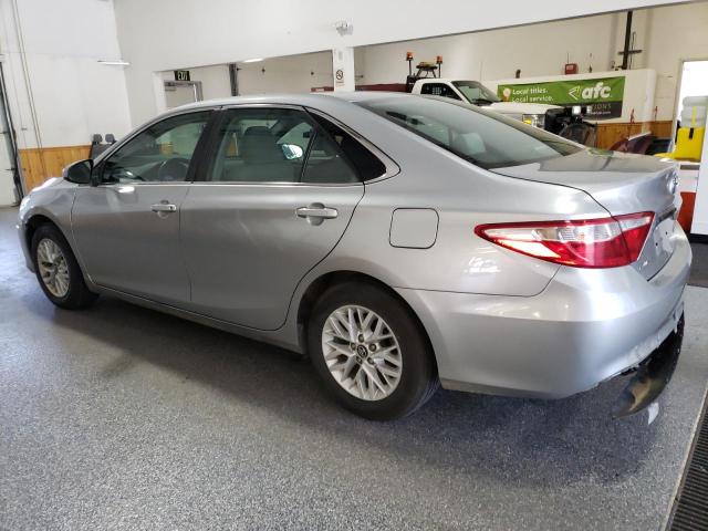Sedans TOYOTA CAMRY 2016 Srebrny