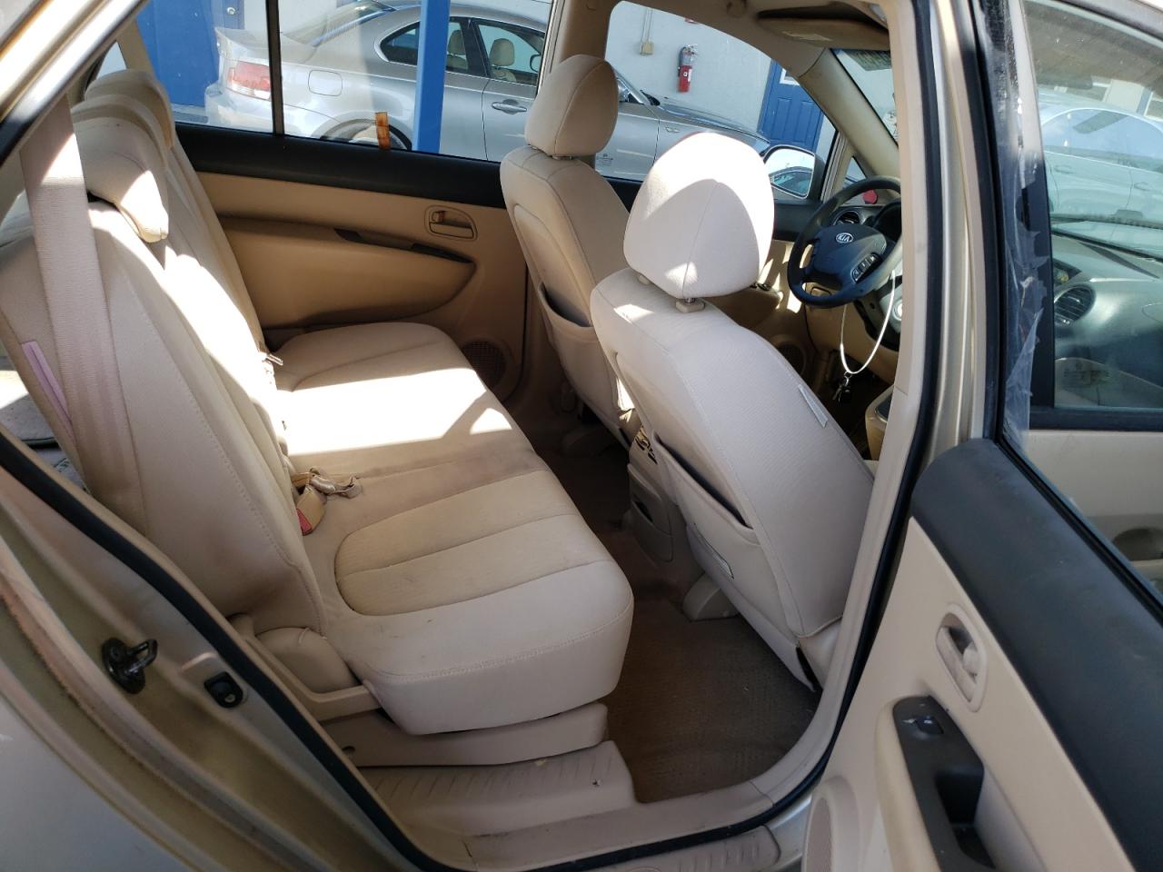2007 Kia Rondo Base VIN: KNAFG525677046328 Lot: 67580345