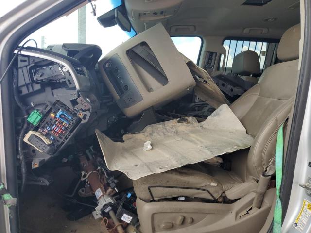 Parquets CHEVROLET TAHOE 2015 Srebrny