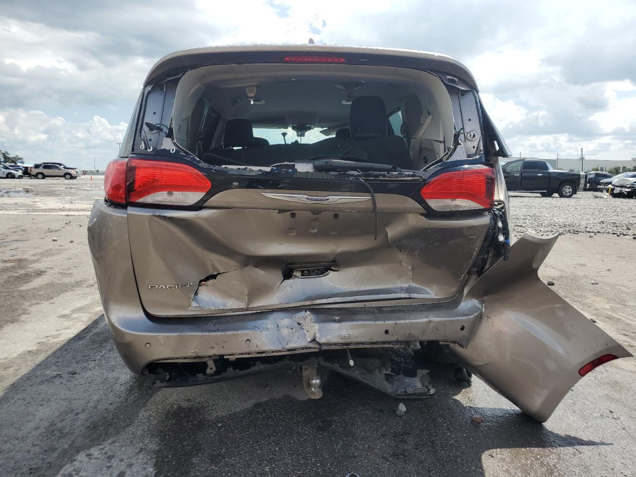 2017 Chrysler Pacifica Touring L VIN: 2C4RC1BG5HR704842 Lot: 69787415