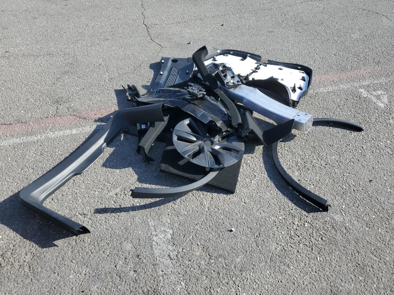 2025 Tesla Model Y VIN: 7SAYGDED9SF317722 Lot: 69481475