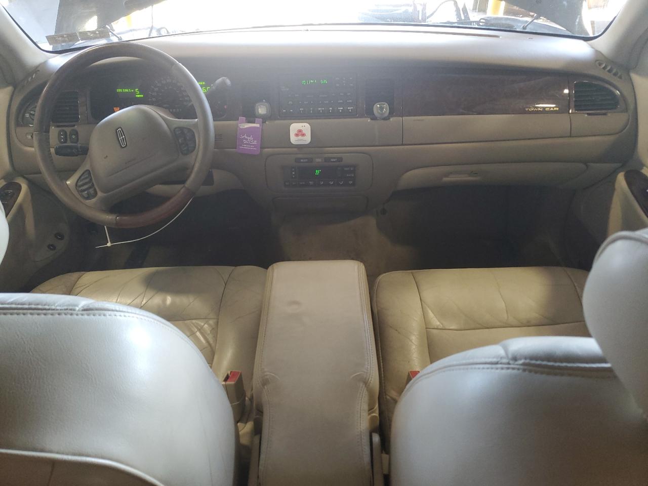 2001 Lincoln Town Car Signature VIN: 1LNHM82W41Y733433 Lot: 68140525