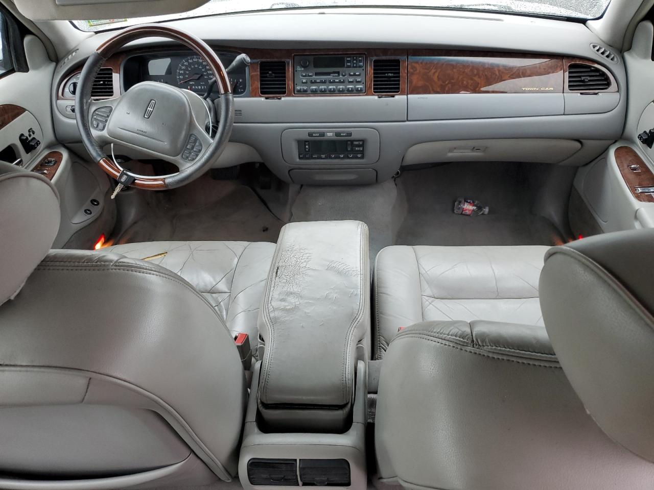 2001 Lincoln Town Car Signature VIN: 1LNHM82W01Y710425 Lot: 69591375