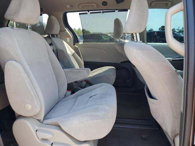 2018 TOYOTA SIENNA LE  