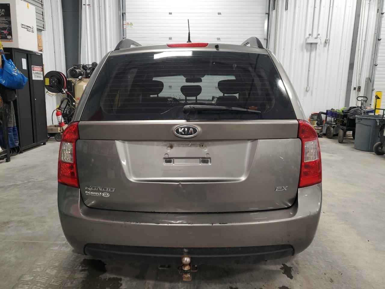 2009 Kia Rondo Base VIN: KNAFG528297285775 Lot: 68818525