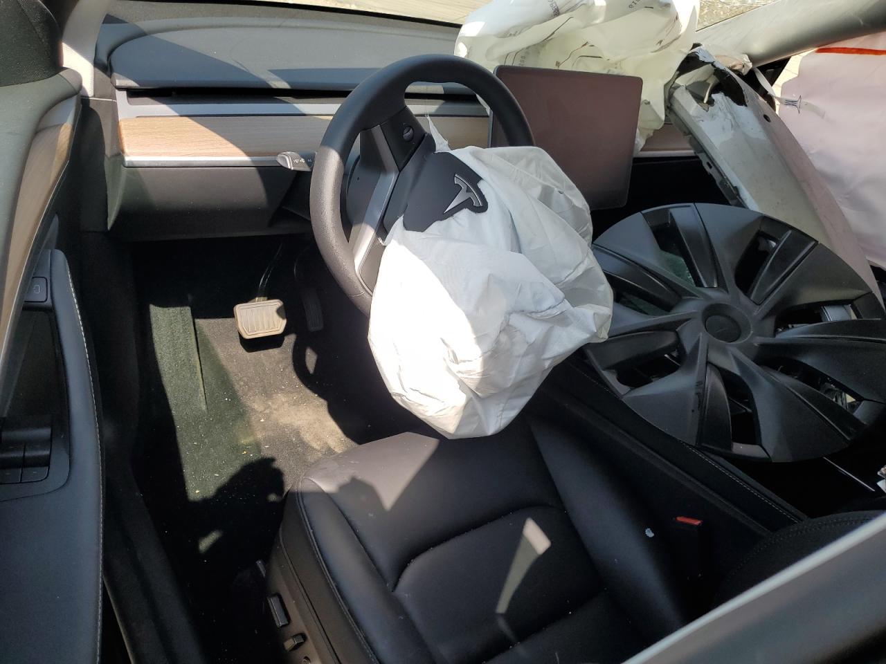 2025 Tesla Model Y VIN: 7SAYGDEE1SF305010 Lot: 70322765