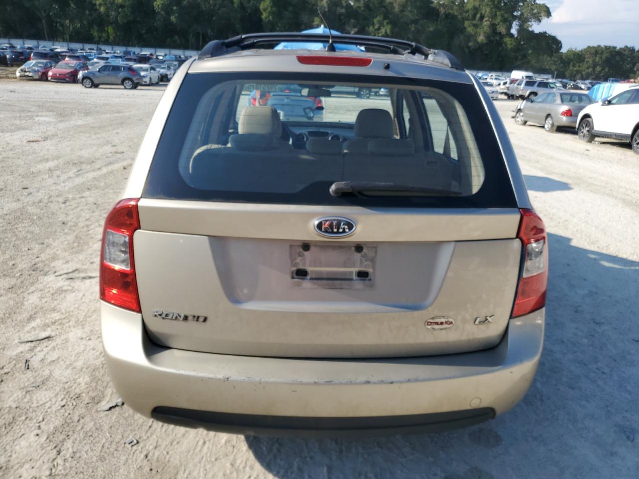 2008 Kia Rondo Base VIN: KNAFG525187145818 Lot: 70251075