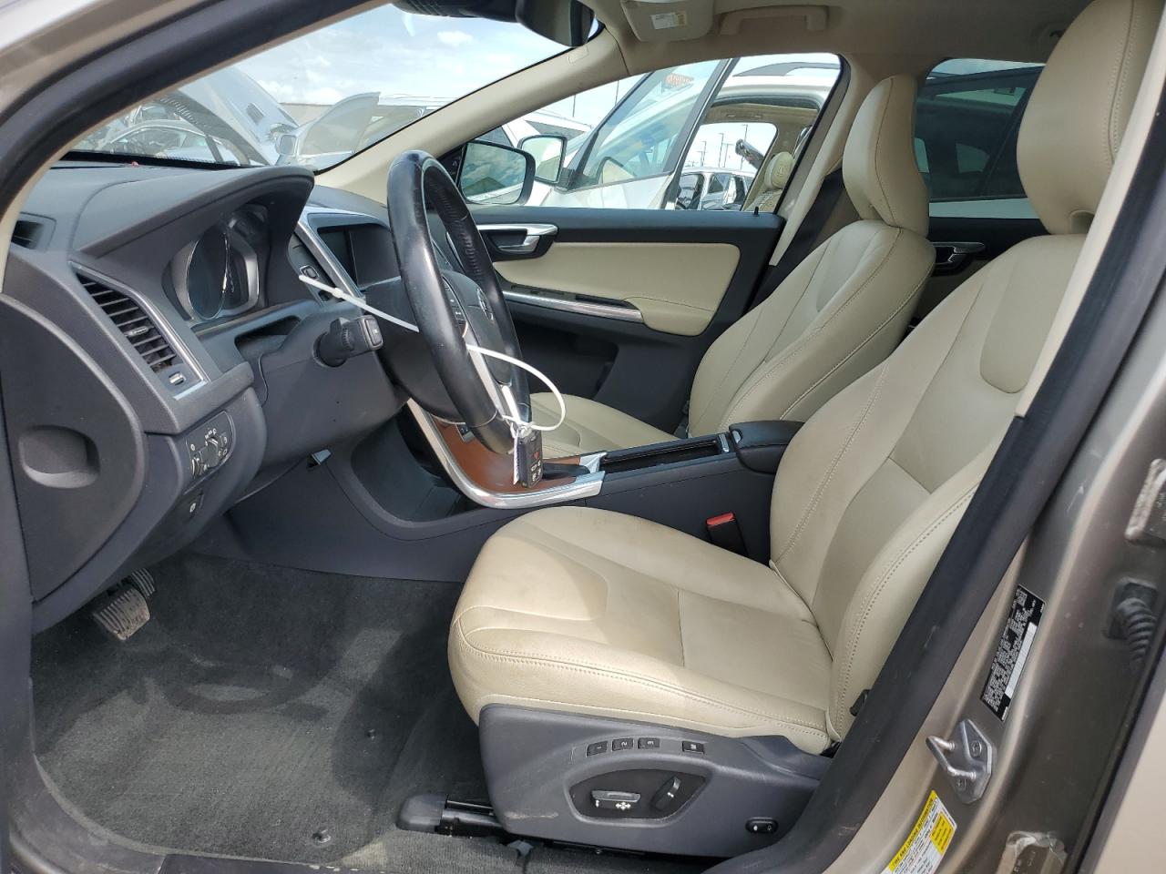 2016 Volvo Xc60 T5 Platinum VIN: YV4612RM2G2868960 Lot: 70384055