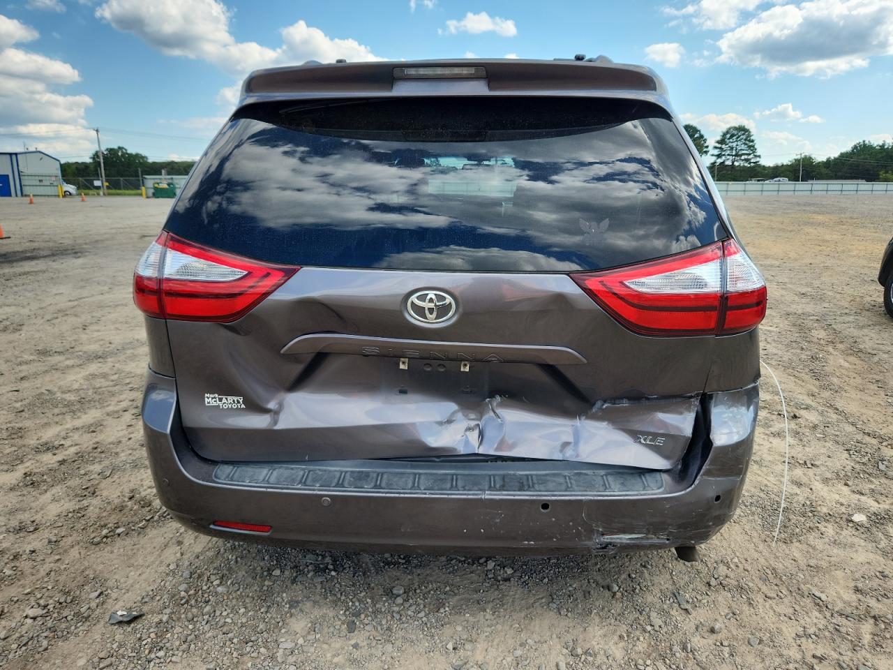 2015 Toyota Sienna Xle VIN: 5TDYK3DC2FS665264 Lot: 70096435