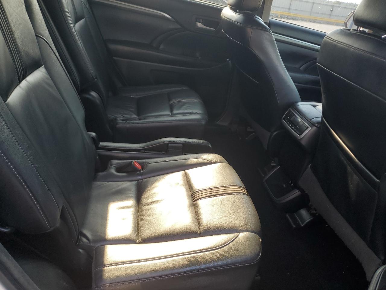 2018 Toyota Highlander Se VIN: 5TDJZRFH6JS537465 Lot: 67946025