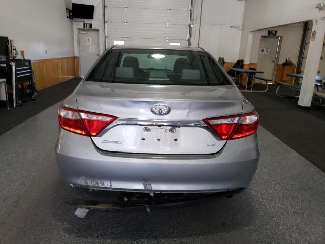 Sedans TOYOTA CAMRY 2016 Srebrny