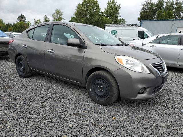 Sedans NISSAN VERSA 2013 Srebrny