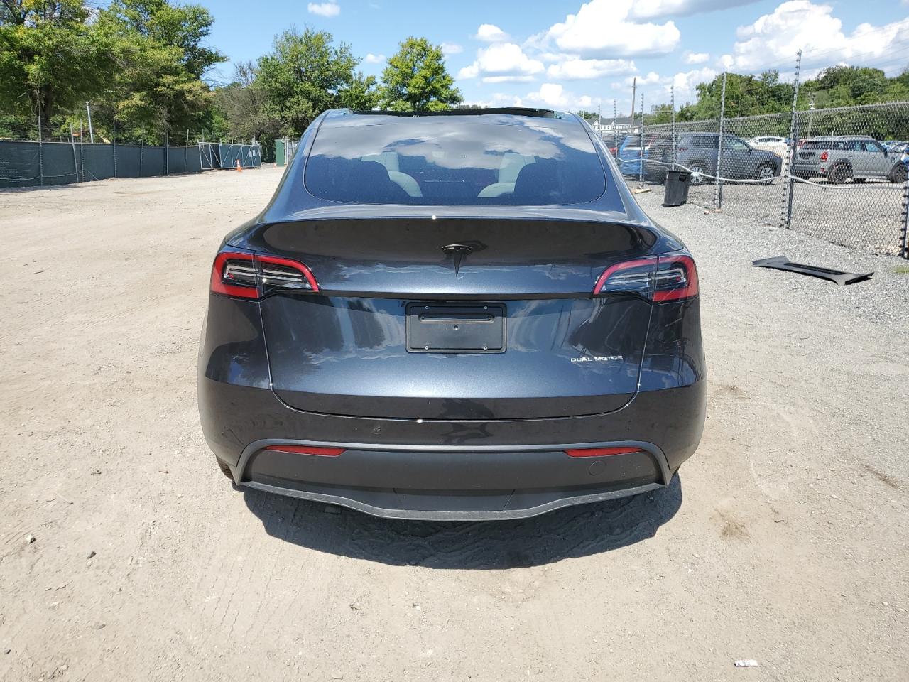 2024 Tesla Model Y VIN: 7SAYGDEE6RF131123 Lot: 70685005