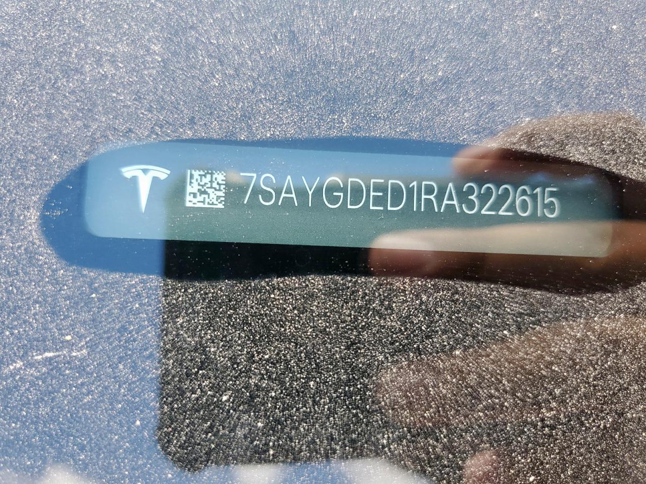 2024 Tesla Model Y VIN: 7SAYGDED1RA322615 Lot: 70672635