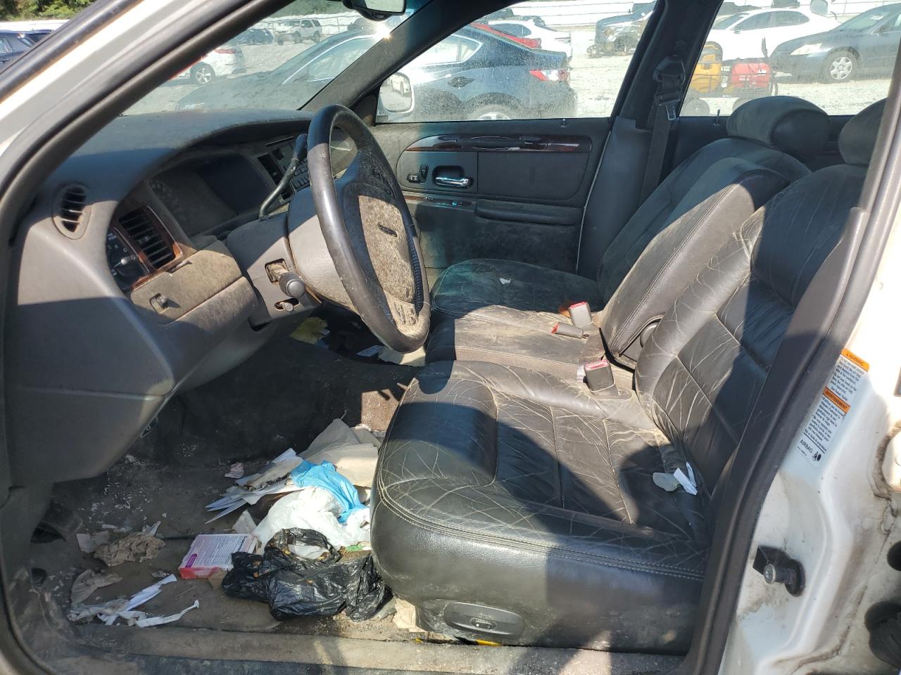 2000 Lincoln Town Car Signature VIN: 1LNHM82W5YY918083 Lot: 68651535