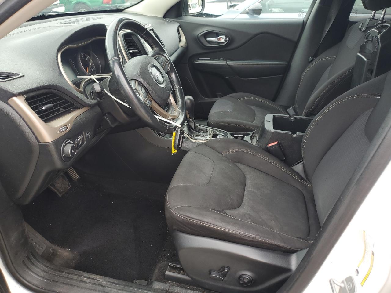 2015 Jeep Cherokee Latitude VIN: 1C4PJLCB0FW553313 Lot: 69392335