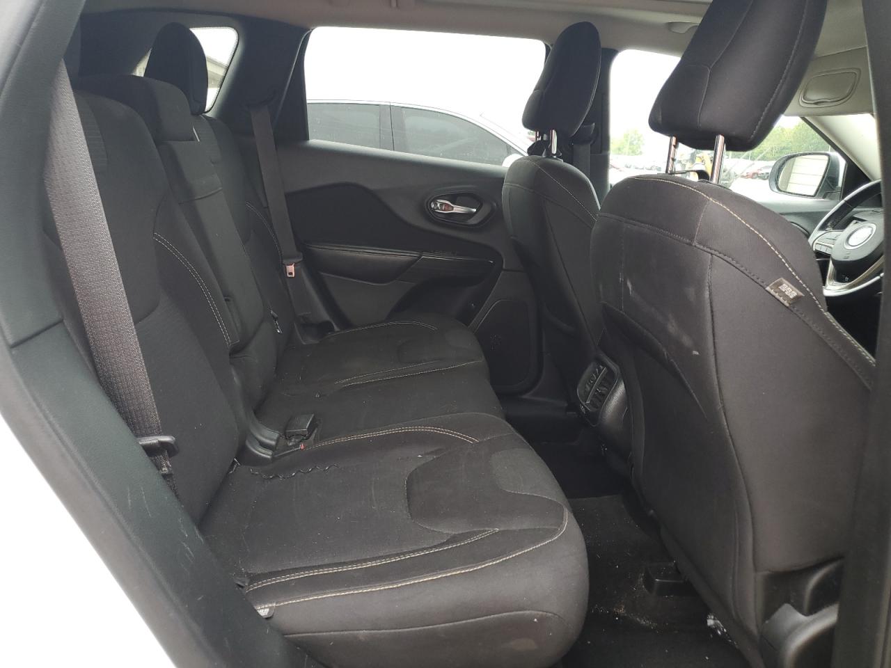 2015 Jeep Cherokee Latitude VIN: 1C4PJLCB0FW553313 Lot: 69392335