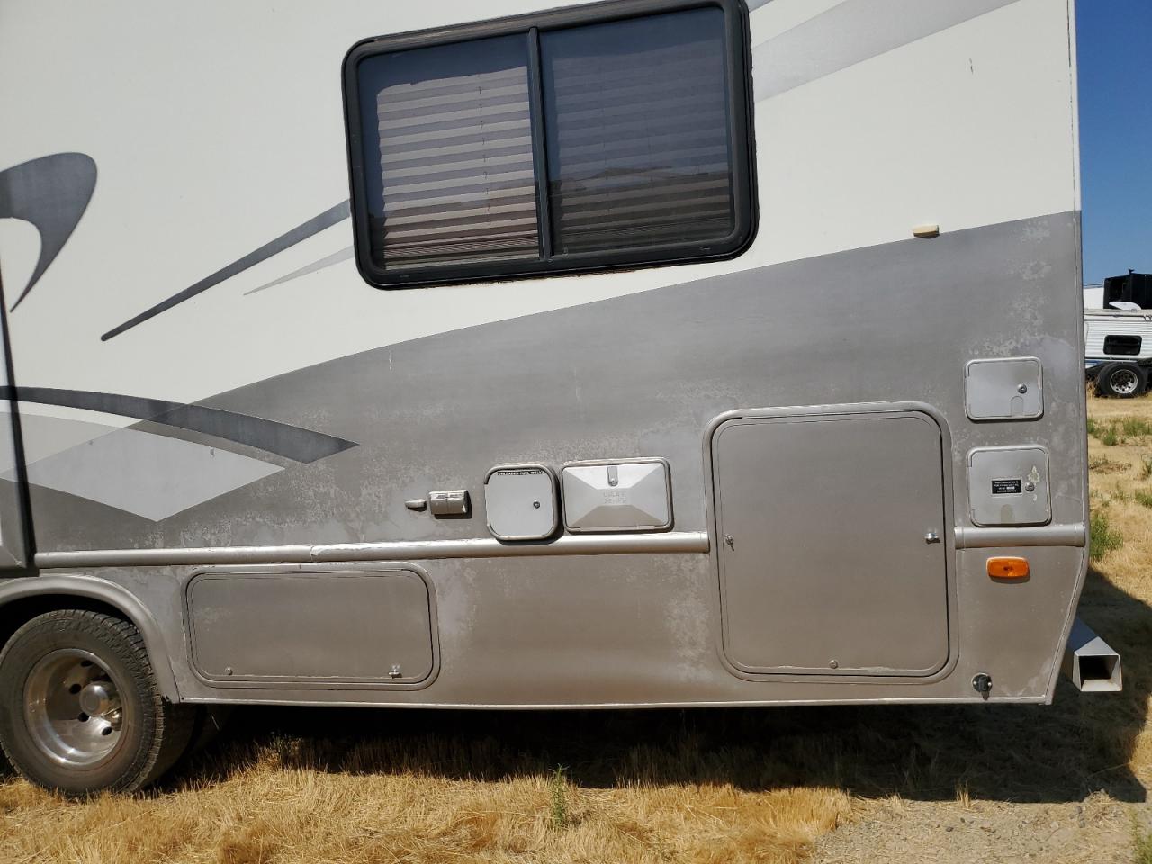 2004 Ford Econoline E450 Super Duty Cutaway Van VIN: 1FDXE45S03HB89557 Lot: 68504655