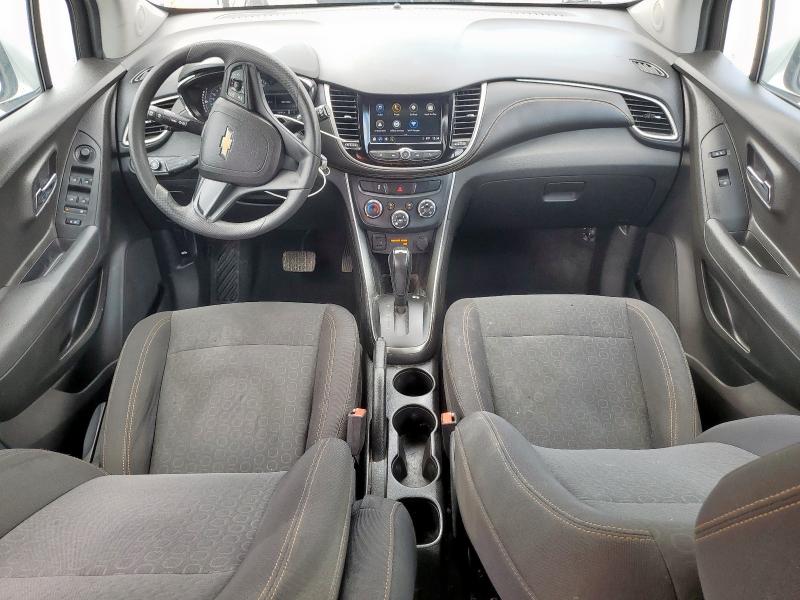  CHEVROLET TRAX 2018 Srebrny