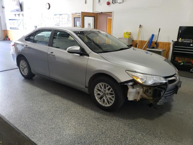 Sedans TOYOTA CAMRY 2016 Srebrny