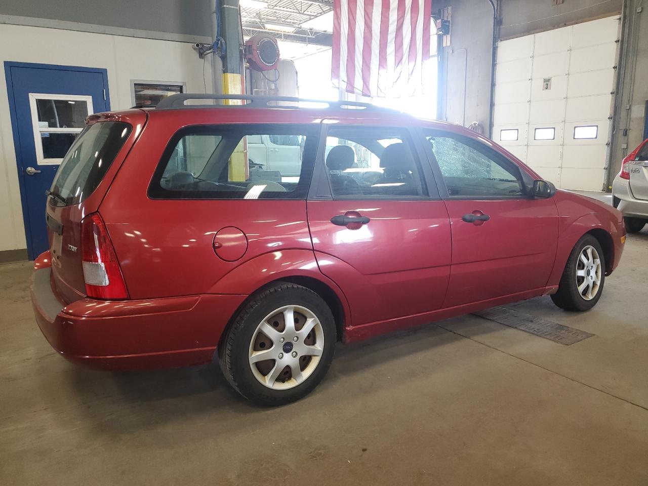 2005 Ford Focus Zxw red hatchback gas 1FAFP36N25W235374 photo #4