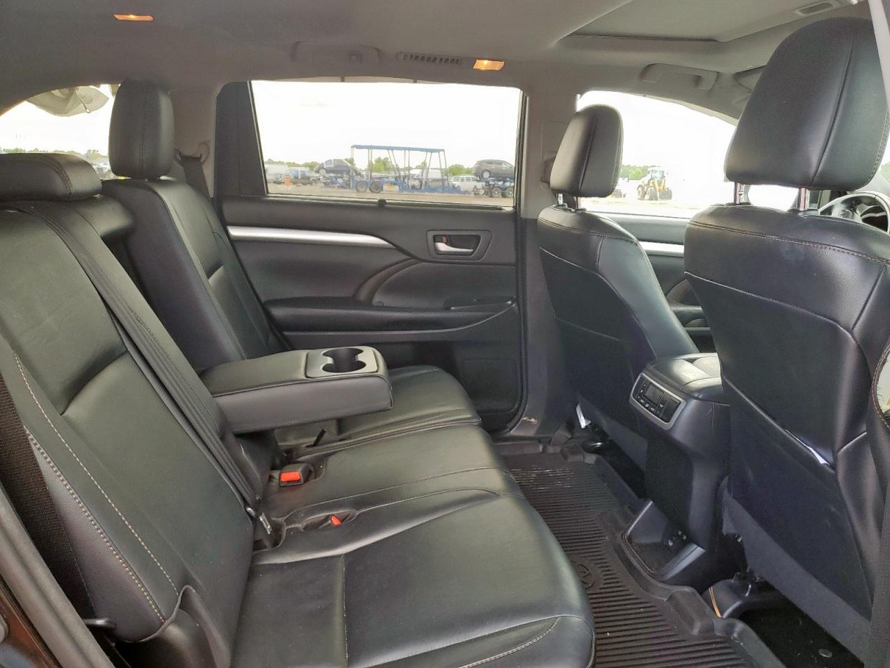 2018 Toyota Highlander Se VIN: 5TDJZRFH0JS882572 Lot: 70714945