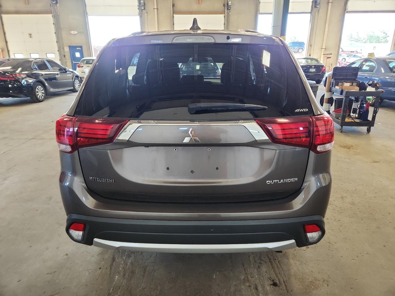 2017 Mitsubishi Outlander Es VIN: JA4AZ2A38HZ033862 Lot: 70063615