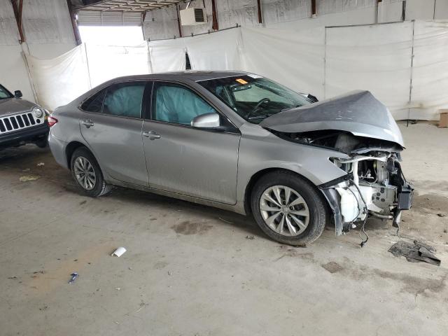 Sedans TOYOTA CAMRY 2016 Srebrny