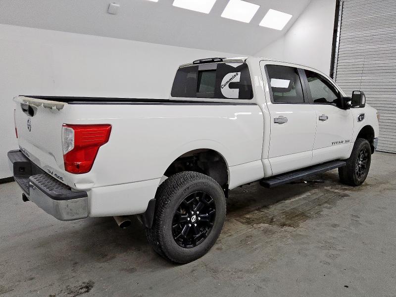  NISSAN TITAN 2017 Biały