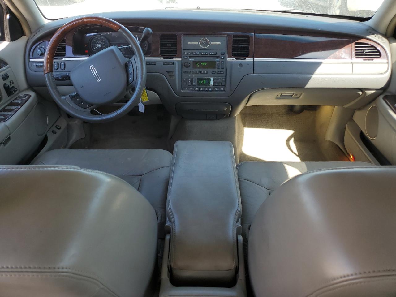 2009 Lincoln Town Car Signature Limited VIN: 2LNHM82V49X618057 Lot: 70892425