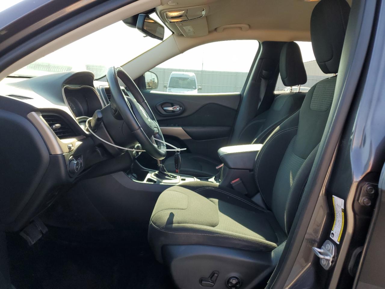 2017 Jeep Cherokee Latitude VIN: 1C4PJLCB2HW610145 Lot: 67306835