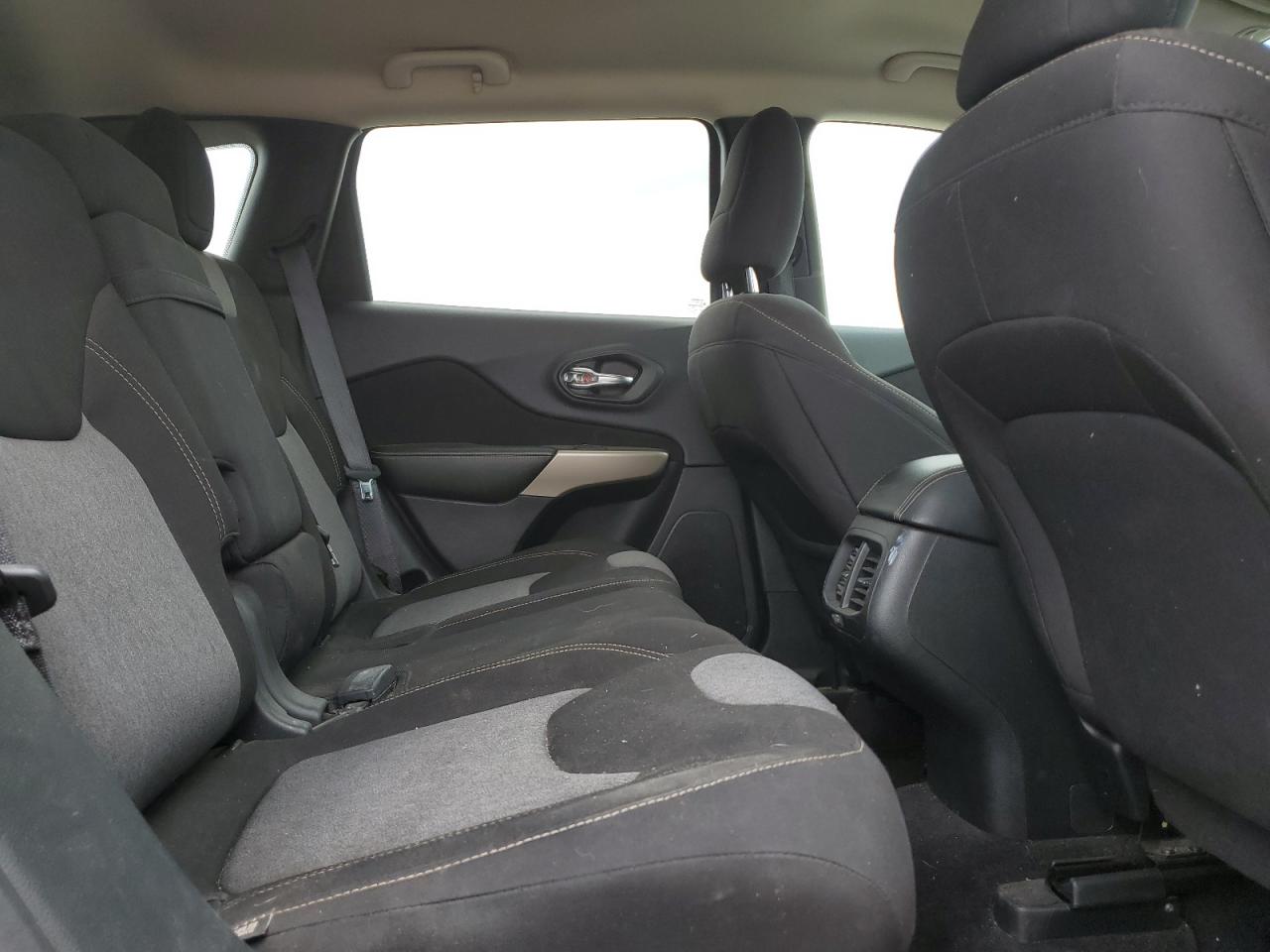 2018 Jeep Cherokee Latitude VIN: 1C4PJLCB4JD560737 Lot: 70369835