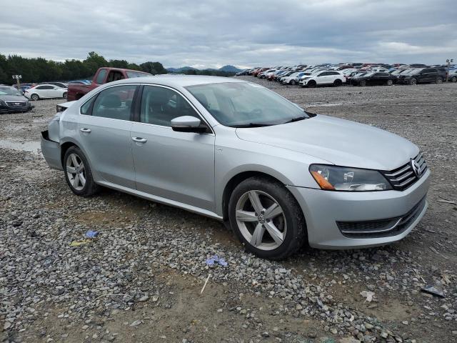 Sedans VOLKSWAGEN PASSAT 2014 Srebrny