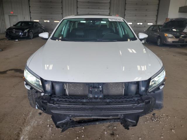  VOLKSWAGEN PASSAT 2016 Белы