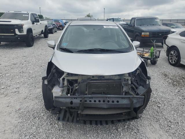 Hatchbacks NISSAN VERSA 2016 Srebrny