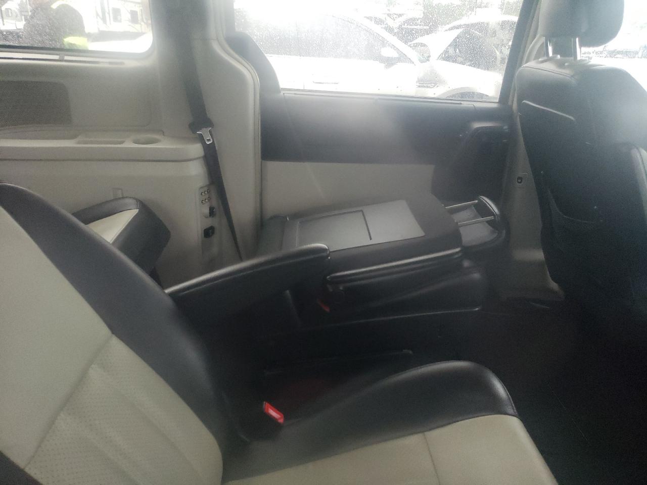 2010 Chrysler Town & Country Touring VIN: 2A4RR5D16AR293529 Lot: 85884085