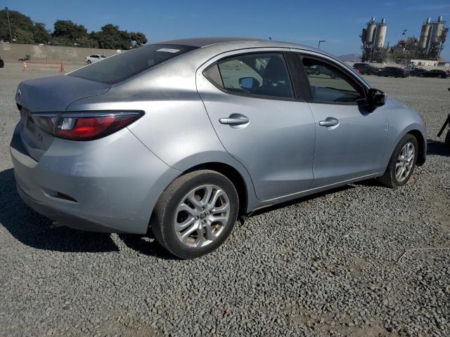  TOYOTA YARIS 2017 Szary