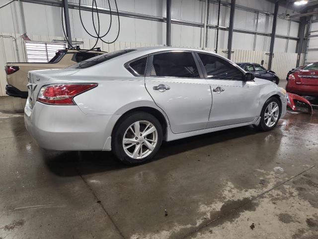 Sedans NISSAN ALTIMA 2015 Srebrny