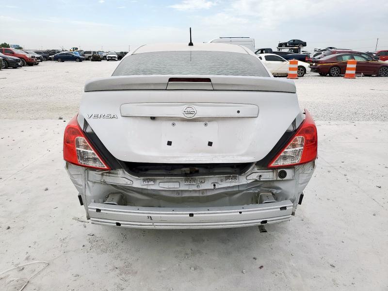  NISSAN VERSA 2019 Srebrny