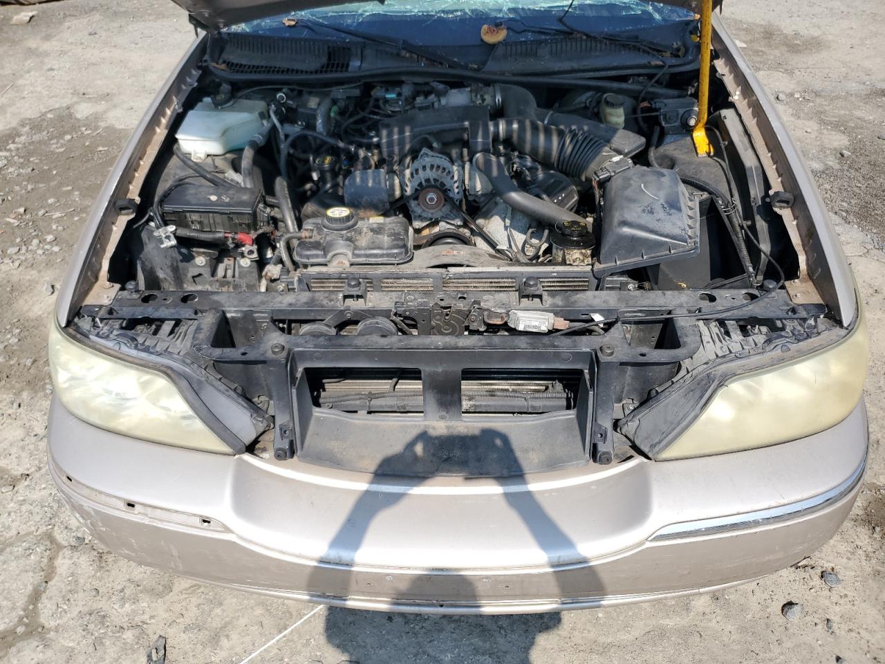 2003 Lincoln Town Car Executive VIN: 1L1FM81W23Y640410 Lot: 69024535