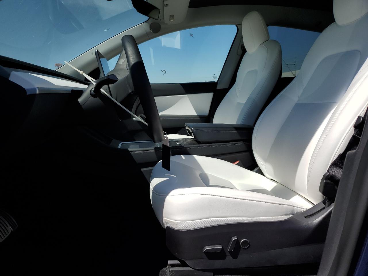2022 Tesla Model Y VIN: 7SAYGDEF9NF492123 Lot: 67235875