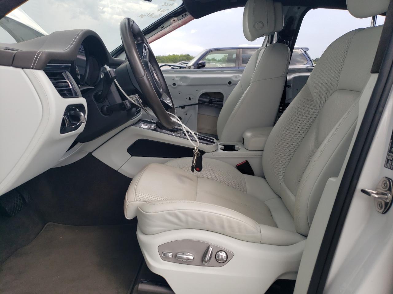 2020 Porsche Macan Turbo VIN: WP1AF2A59LLB60064 Lot: 68176055