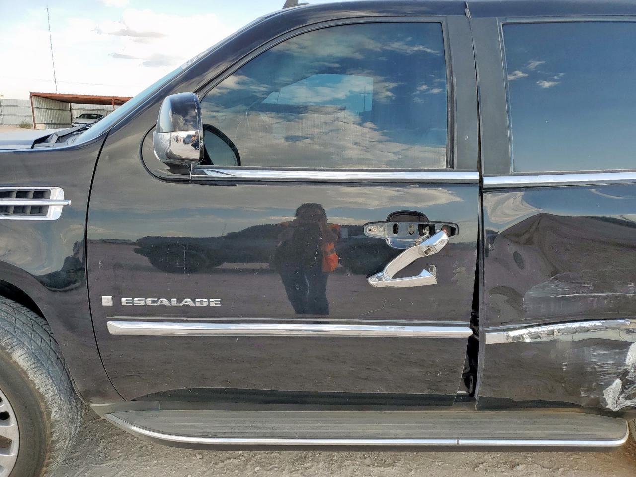 2008 Cadillac Escalade Luxury VIN: 1GYFK63838R199555 Lot: 70779115