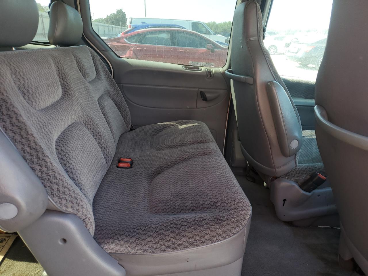 2000 Chrysler Voyager VIN: 2C4GJ2538YR896169 Lot: 69272675